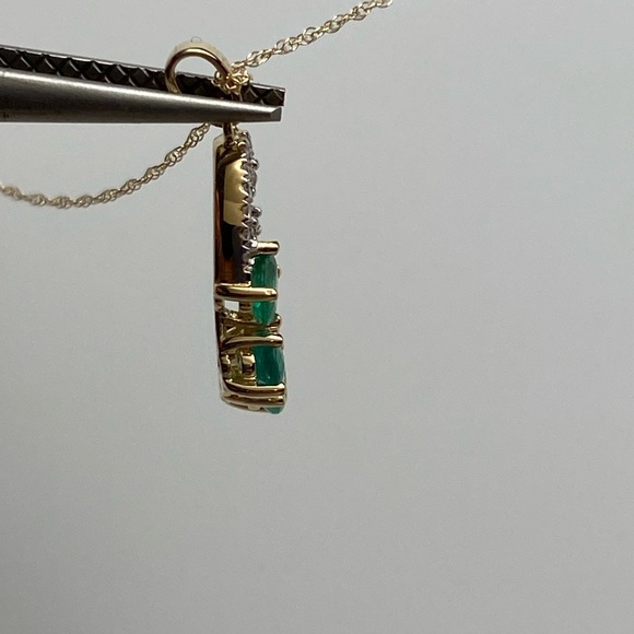 10k Yellow Gold Natural Emerald and Diamond Cluster Pendant with Chain NEW - Picture 4 of 16
